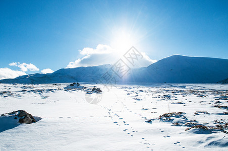 雪与太阳对抗的厄尔西耶火山图片