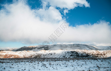 冬季晴天晴朗时满是雪的厄尔西耶火山图片