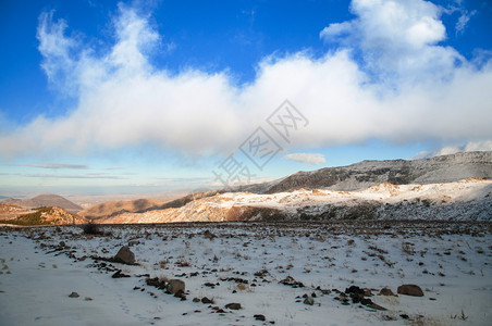 冬季晴天晴朗时满是雪的厄尔西耶火山图片素材