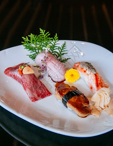 白盘上的寿司鹅草大雄海鲑鱼深底背景温暖的语调图象好吃高清图片素材