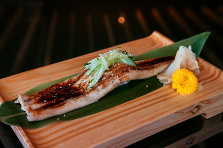 木板上加厚的寿司整块大的日本面鱼寿司深底色温暖的音调图象图片