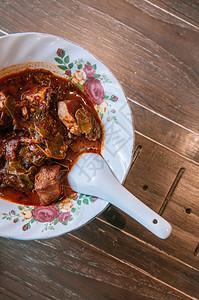 晚餐桌上的茶食辣牛肉沙拉和青菜叶，美味佳肴图片