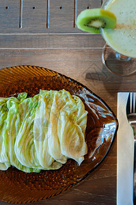 晚餐桌上的茶食辣牛肉沙拉和青菜叶，美味佳肴图片