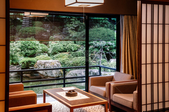 2013年5月日GifuJapn古老的日本旅馆客厅有滑动门木板和回转设计扶架椅图片