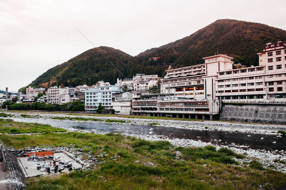 2013年5月日本人民浸泡在日本秋季天的Gifu的河流和Gerons度假胜地绿山边的天然温泉中图片