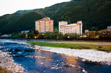 Japn省Gifu日落时的Gerons度假胜地城镇图片