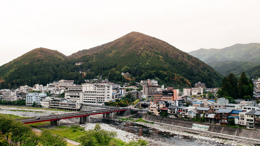 自然河流和绿色的山日本Gifu温泉度假胜地秋季图片