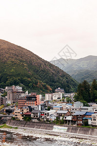 自然河流和绿色的山日本Gifu温泉度假胜地秋季图片