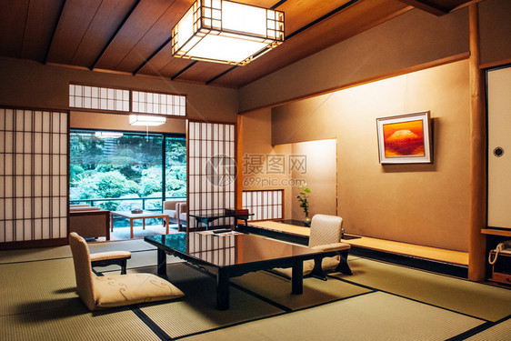2013年5月日GifuJapn古老的传统日本客厅有滑动门塔米垫底黑木板桌和反向设计座椅图片