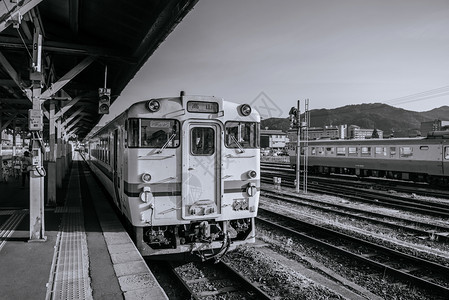 2013年5月6日GifujapnrTkym当地列车日落前晚上温暖的日光落前本火车站经典古老列图片