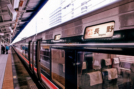 2013年5月日NAGOYJPN配有AGO目的地标志shinao火车在NAGOY站jrchuo主线平台停留图片