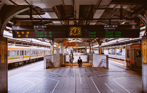 2013年5月日Nagoyjpngoy站台平和数字时间表显示并附有列车出发时间信息从楼梯上行走的乘客旧式电影风格图像图片