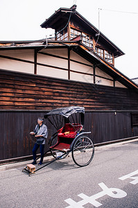 日本街头的一辆人力车图片