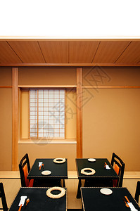 2013年月6日吉弗雅潘内屋有滑动门和黑木餐桌暖气与浅黄漆墙塔米地板图片