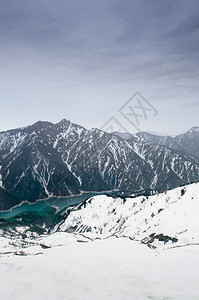 TateymkurobeAlpin路线上的雪山和大坝湖图片