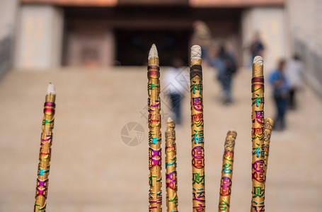 在青岛附近的罗山寺烧香图片