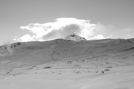 冬季在晴天的上满是雪的火山黑色和白的图像图片