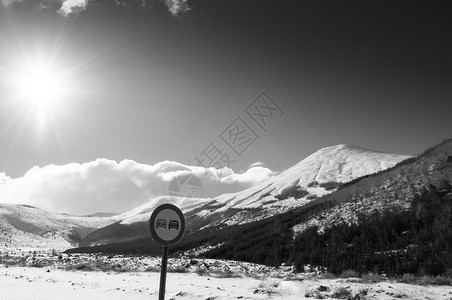 冬季在晴天的上满是雪的火山黑色和白的图像图片