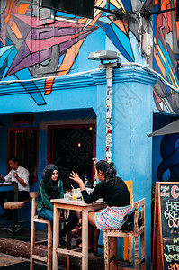 日餐厅2013年12月18日新加坡亚洲人在新加坡磅礴区哈吉巷五颜六色的殖民地餐厅吃午餐背景