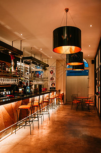 酒吧跳舞2013年月7日第页Sigapore充满活力的现代酒吧室内设计配有大金属天花板灯和在Sigapore的凳子背景