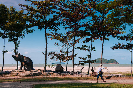 2013年8fe013年songkhlatind当地街道食物种植者猫和老鼠雕像图片