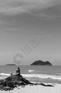 2013年8fe013Songkhlatind美人鱼铜像标志雕夏季著名的Samil海滩景的标志雕像蓝色的天空散布着云雾图片