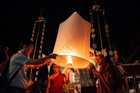 2013年月7日Chiangmthlnd游客和尚在Chiangm省Klshong节上图片