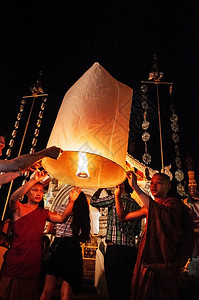 2013年月7日Chiangmthlnd游客和尚在Chiangm省Klshong节上图片