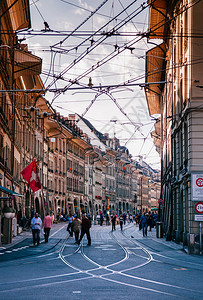 2013年9月8日伯恩瑞士古老的马克加塞街景与旅游者散步著名的老城区和购物街图片