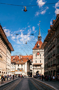 2013年9月8日凌晨点分瑞士古老的街头景象游客在卡菲古尔姆时钟塔前行走著名的老城区和购物街图片