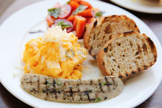 鸡肉加大米，配面包和番茄沙拉，营养早餐图片