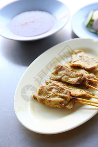 鸡蛋和猪肉油炸面，牛肉香面条，美味十足图片