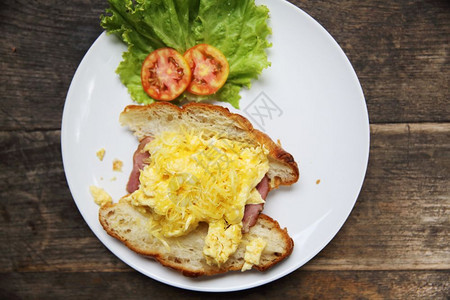 俯视图美式早餐含炒鸡蛋的面包片图片