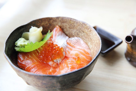 黑碗里的鲑鱼寿司加鱼子酱图片