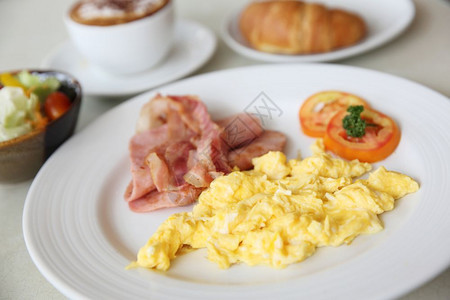 美国早餐培根煎蛋和面包图片