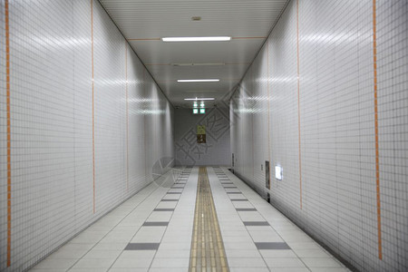 在日本地铁路上行走图片