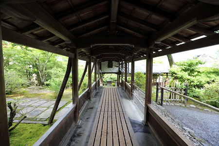 Japn寺庙木柴与日本花园京都寺庙一道行走背景图片