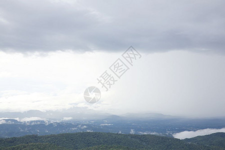 山林和雨雾图片