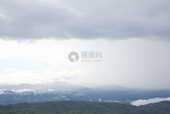 山林和雨雾图片