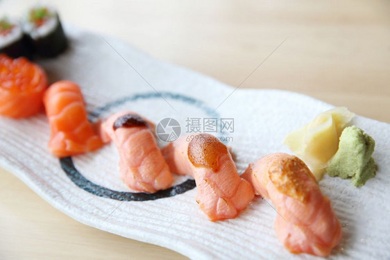 配有三文马基鲑鱼寿司和子酱的三文寿司图片