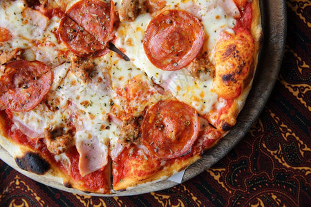 木制意大利食品上辣椒尼披萨图片