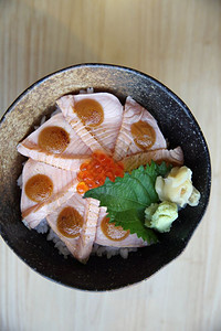 日式马哈鱼寿司图片