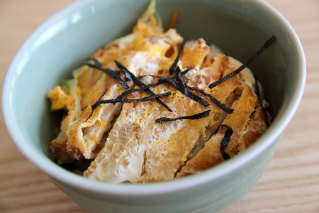 日本炸猪肉和鸡蛋炒饭图片