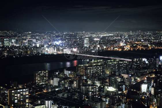 夜景中日本城市的osak图片