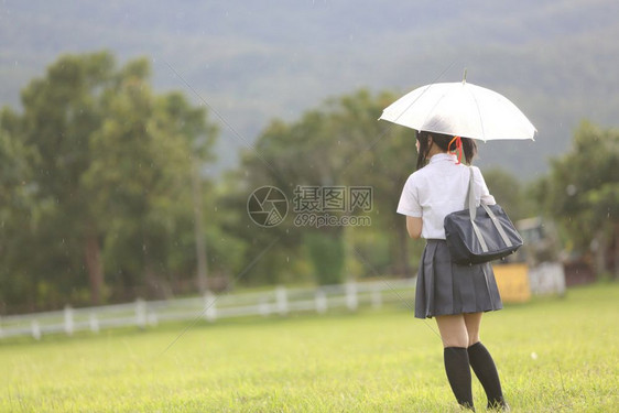 有雨伞的学校农村有草山和树图片