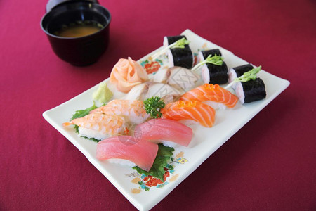 金枪鱼寿司白瓷碟子上色香味俱全的寿司背景