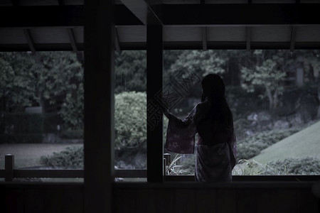 身穿传统日本和服淋雨的亚洲女图片