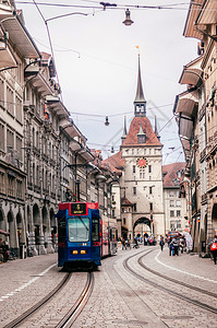 2013年9月8日凌晨点分瑞士古老的街头景象游客和电车在天文zytgloe钟塔前跑动著名的老城区和购物街图片