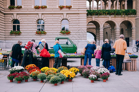 女人在瑞士当地花店购买花朵图片