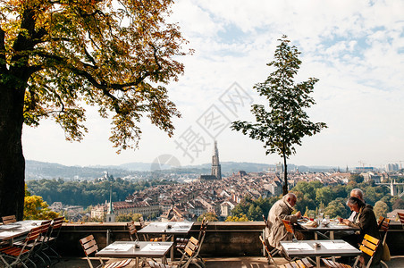 欧洲瑞士游客坐在罗斯加尔登公园的餐厅里图片